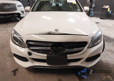 2016 Mercedes-Benz C 300 4Matic из США, поврежденный, VIN 55SWF4KBXGU111860